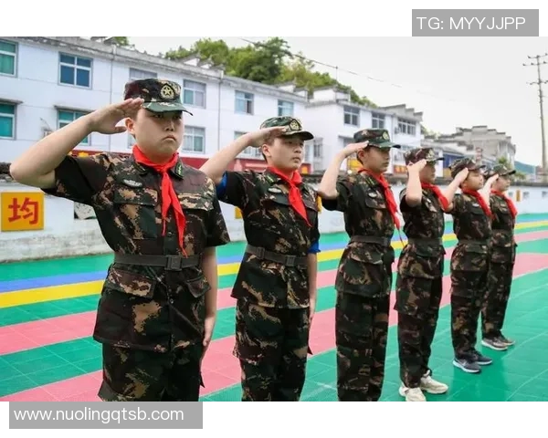 足球娃娃的梦想之旅：从草地到球场的成长故事